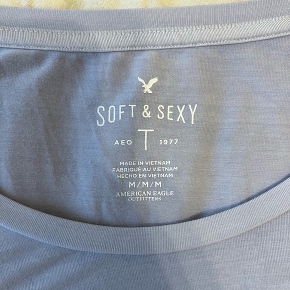 Medium AE soft & sexy tee! - Picture 3 of 3